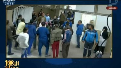 طبيبة تلقن والدة مريض علقة ساخنة داحل مستشفى جامعة قناة السويس(فيديو)