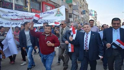 وقفة بجامعة بنها للتضامن مع الجيش والشرطة.. صور