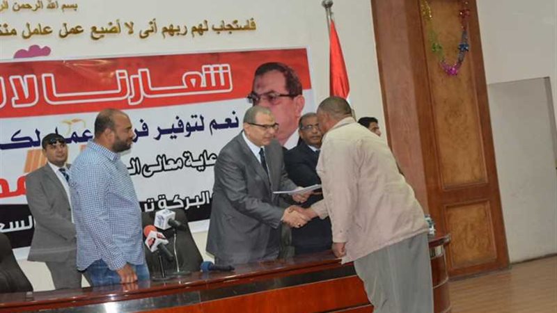 سعفان يسلم 80 عقدا