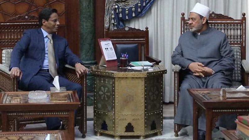 الإمام الأكبر يبحث