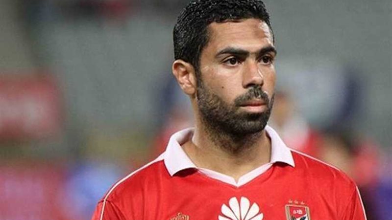 فتحي يقدم قميصه لطفل