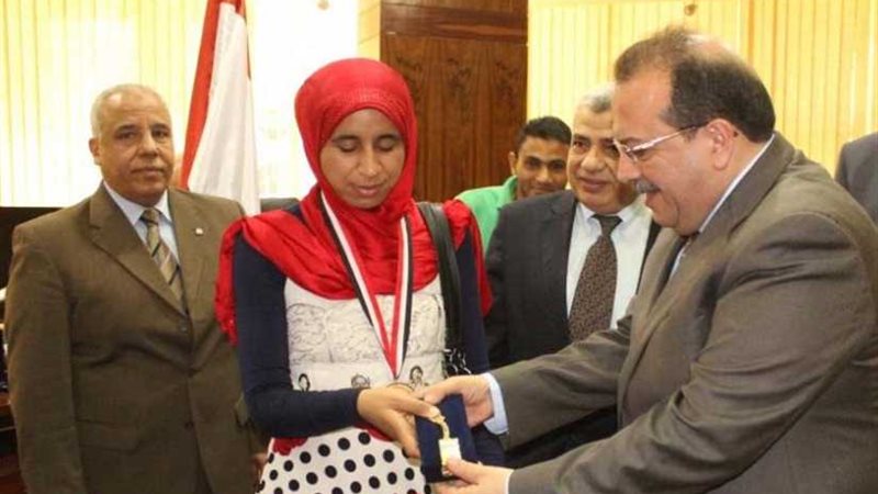 رئيس جامعة طنطا يكرم