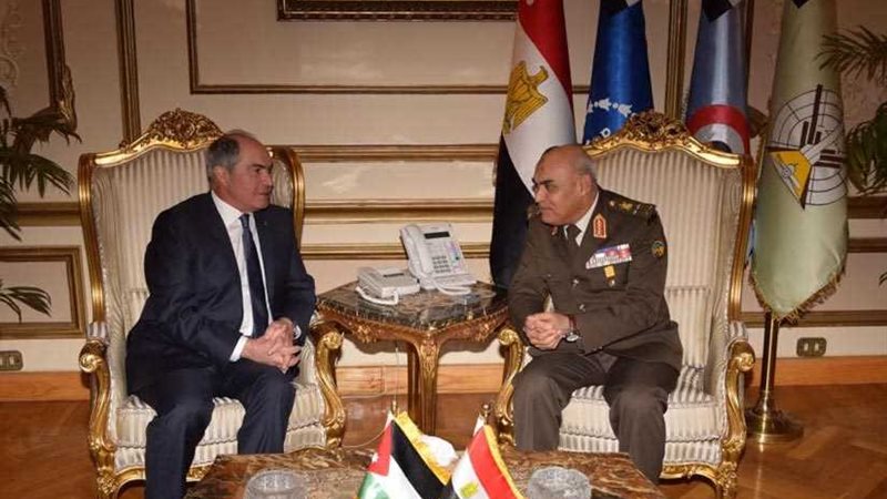 وزير الدفاع يستقبل