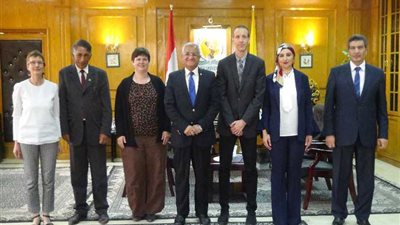 رئيس جامعة المنيا يكرم 