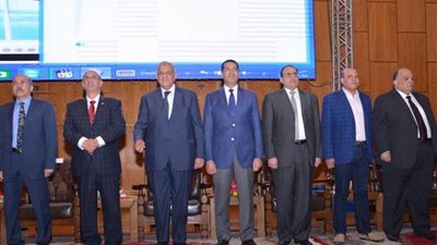 جامعة أسيوط تكرّم إبراهيم محلب لجهوده في خدمة الوطن (صور)