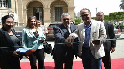 بالصور.. الحاج على والتطاوى يفتتحان معرض الكتاب بجامعة القاهرة