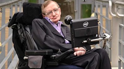 وفاة عبقري الفيزياء ومتحدي الإعاقة