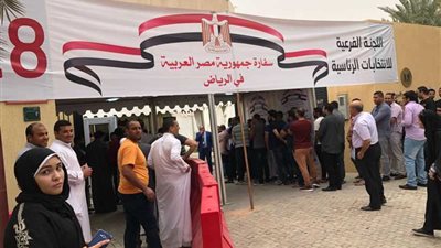 أعداد كبيرة أمام اللجان في السعودية منذ ساعات الصباح الباكر