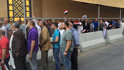 رئيس اتحاد المصريين بالسعودية طوابيرطويلة يتجاوز طولها الكيلو متر امام القنصلية العامة بجدة 