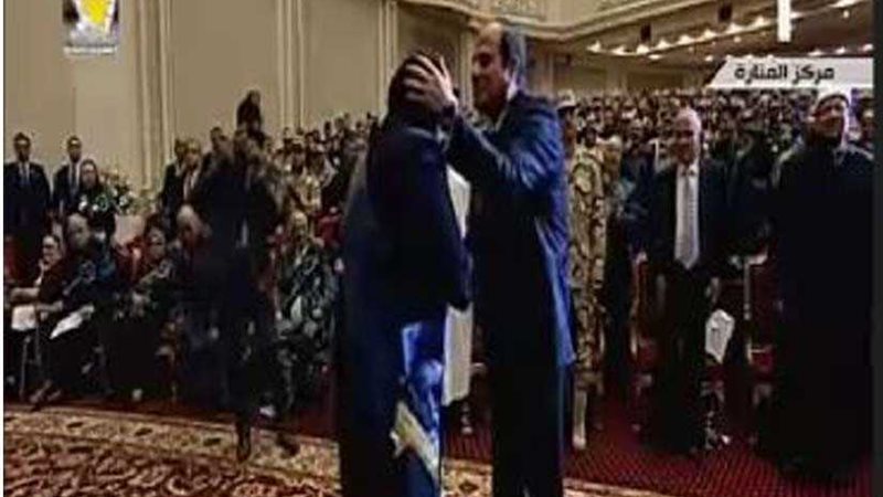السيسي يكرم الأم