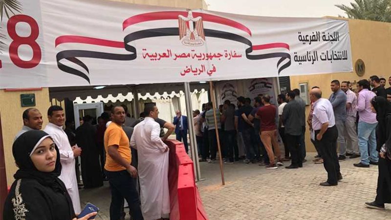 أعداد كبيرة أمام