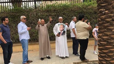 المصريون بالسعودية يرسمون لوحة في حب مصر من أمام مقر السفارة بالرياض