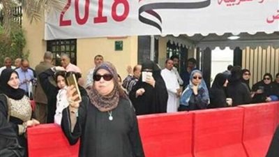 سيدة كويتية تشارك المصريين احتفالاتهم بالعملية الانتخابية