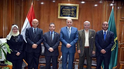 محافظ القليوبية يستقبل مدير الأكاديمية المهنية للمعلمين لبحث أوضاعها