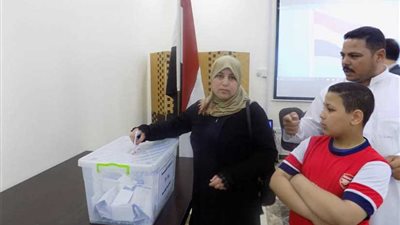 اضحك الصورة تطلع حلوة.. طلاب جامعة العقبة للتكنولوجيا يدلون بأصواتهم