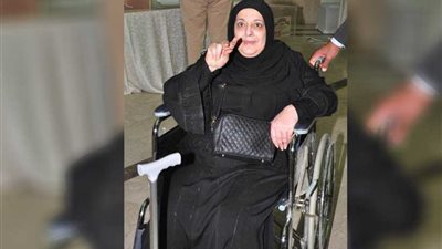 أكبر ناخبة بالكويت: جئت على كرسي متحرك لأشارك في رسم مستقبل أحفادي