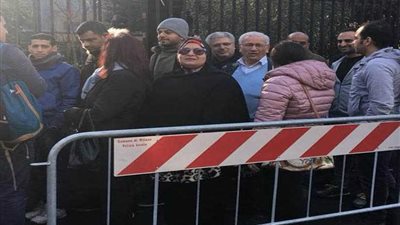 مصريون بميلانو يرفعون الأعلام ويهتفون تحيا مصر