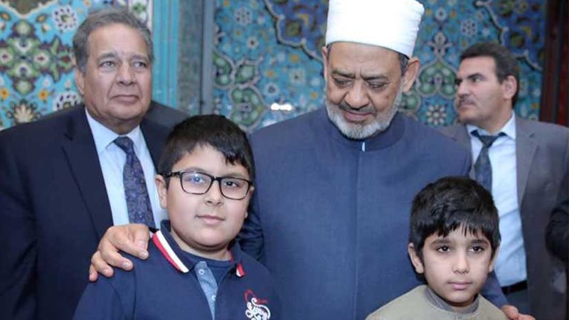 الإمام الأكبر يؤدي