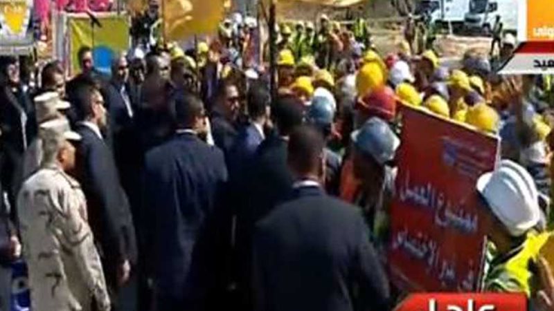 عمال بورسعيد يهتفون