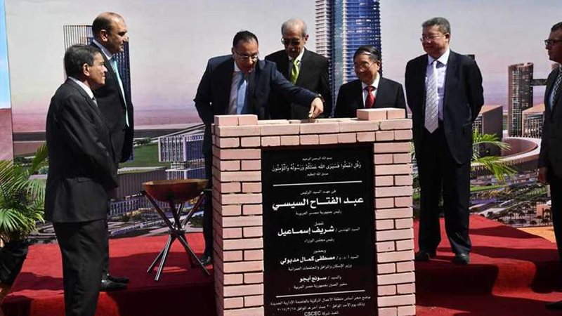 رئيس الوزراء يضع