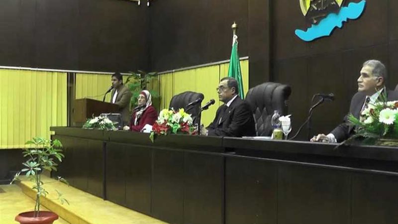 محافظ الفيوم يناقش