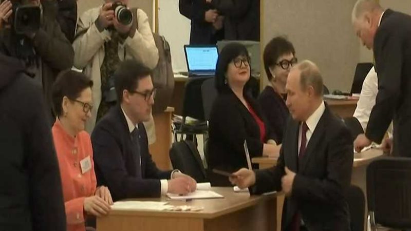 بوتين يُدلي بصوته