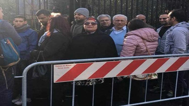 مصريون بميلانو يرفعون