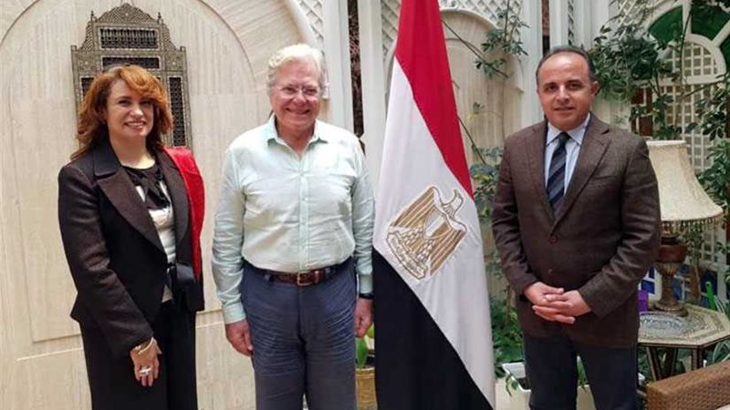 حسين فهمي يتقدم الناخبين