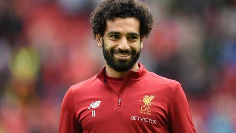 صلاح يهدي عائلته