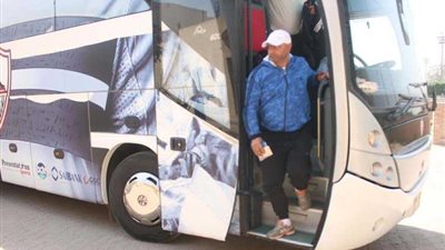 الأزمة المالية بالزمالك تجبر فريق 2000 على استخدام حافلة الكبار (صور)