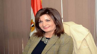 نبيلة مكرم ترد الجميل لمدرستها بالإسكندرية في عيد الأم (فيديو)