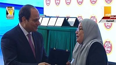 السيسي يٌكرم أول أم مثالية من ذوي الاحتياجات الخاصة (فيديو)