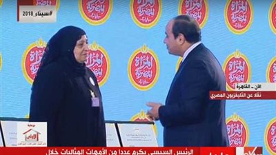 السيسي يجفف دموع ويقبل رأس أم شهيد الدقهلية (فيديو)