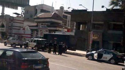 بالصور.. الأمن يساعد مديرية الشباب والرياضة في دخول 