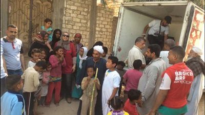 إقبال جماهيري على شراء السلع الغذائية لقافلة 