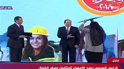 الأم المثالية لكفر الشيخ ترفع صورة السيسي فوق رأسها وتقبله (فيديو)