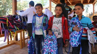 توزيع 23 ألف شنطة على الطلاب بالأقصر وأسوان