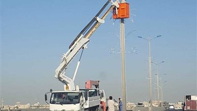 صيانة أعمدة الإنارة في المقرات الانتخابية بمركز المنيا