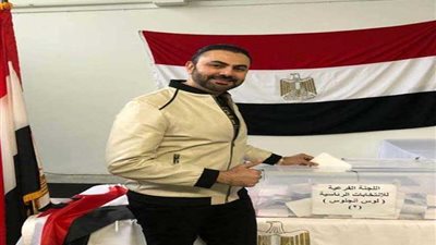 محمد كريم ينشر صوره وهو يدلي بصوته بلوس أنجلوس