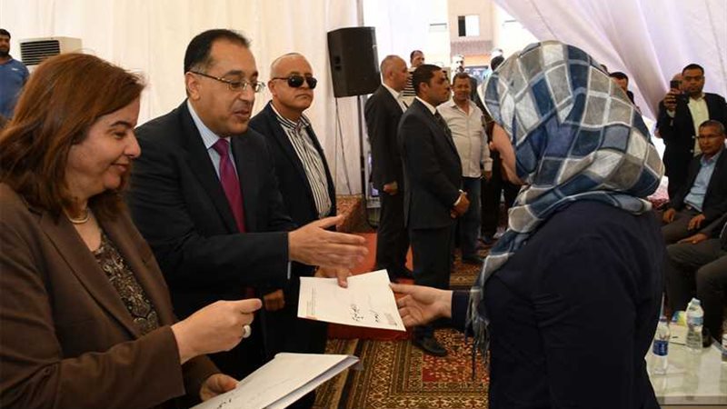 مدبولى يسلم وحدات