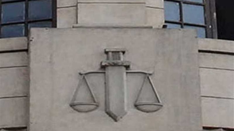 محاكمة طالب لاتهامه