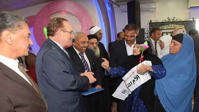 محافظ بني سويف يكرم