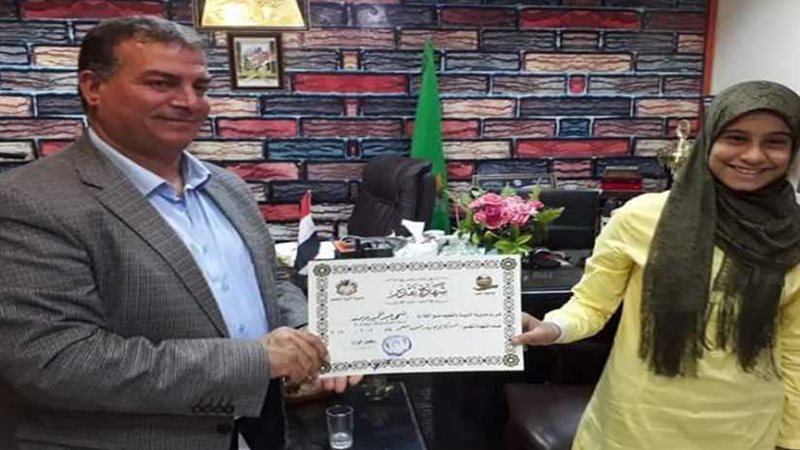 تكريم طالبة في افتتاح