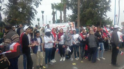 سلسلة بشرية لدعم السيسي أمام مكتبة الإسكندرية