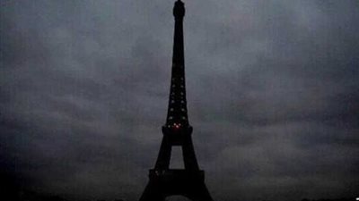 برج إيفل يطفئ أنواره تضامنا مع ضحايا الهجمات الإرهابية بفرنسا