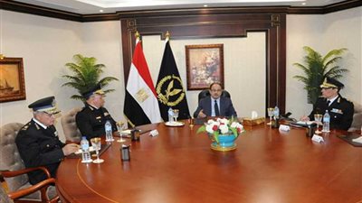 وزير الداخلية يوجه بالتعامل بحسم مع المخالفات المرورية