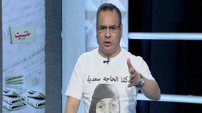 القرموطي يرتدي 