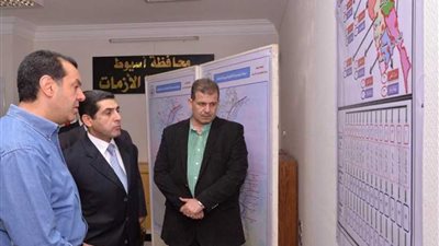 محافظ أسيوط يتفقد غرفة عمليات الانتخابات