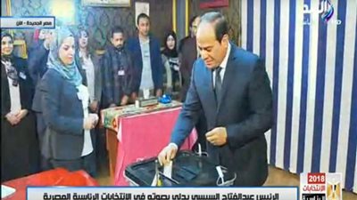 السيسي يدلي بصوته في الانتخابات الرئاسية بمصر الجديدة (فيديو)