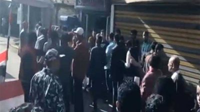 الناخبون يصطفون فى طوابير أمام اللجان الانتخابية قبل بدء التصويت (فيديو)